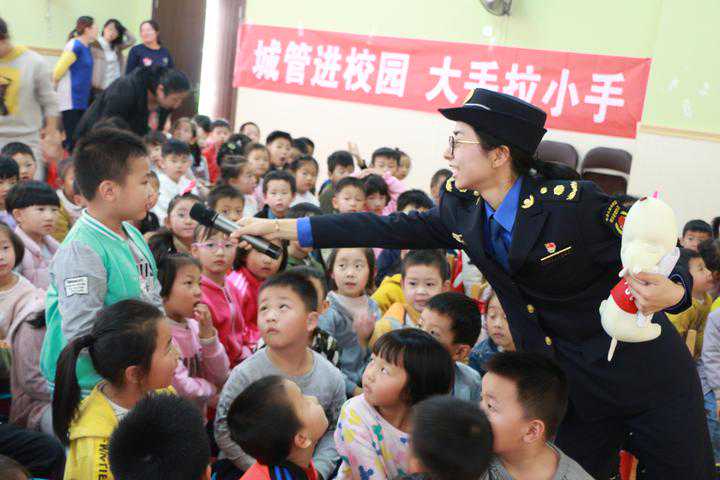 “大手拉小手” 淳安“城管课堂”走进幼儿园
