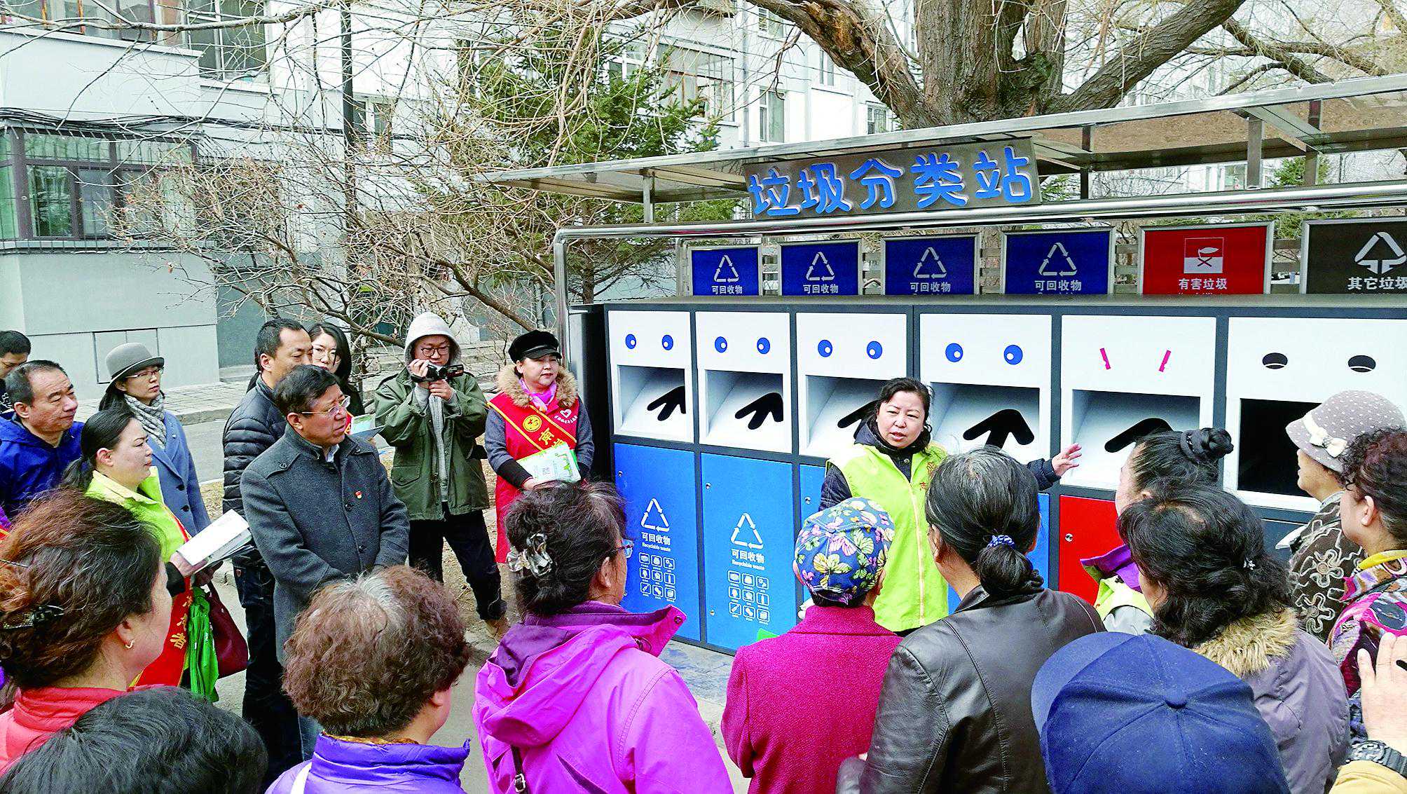 党员及志愿者走进军乐园小区