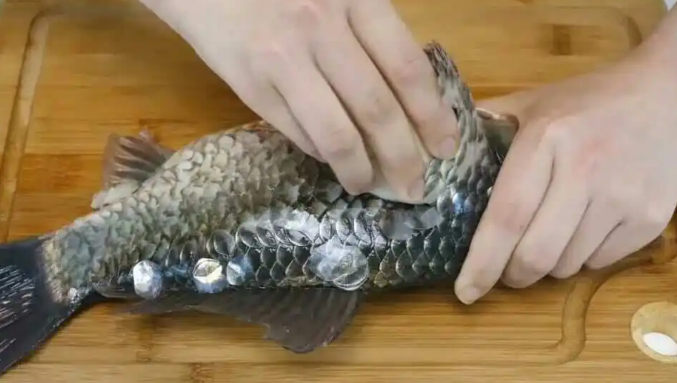 吃鱼时连着鱼鳞一起吃，会增加嘌呤吗？痛风患者，吃鱼注意几件事