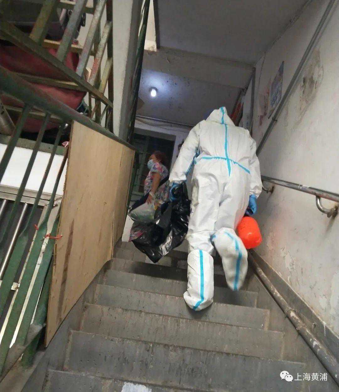 爬楼近百层，全身湿透的他却说：值得