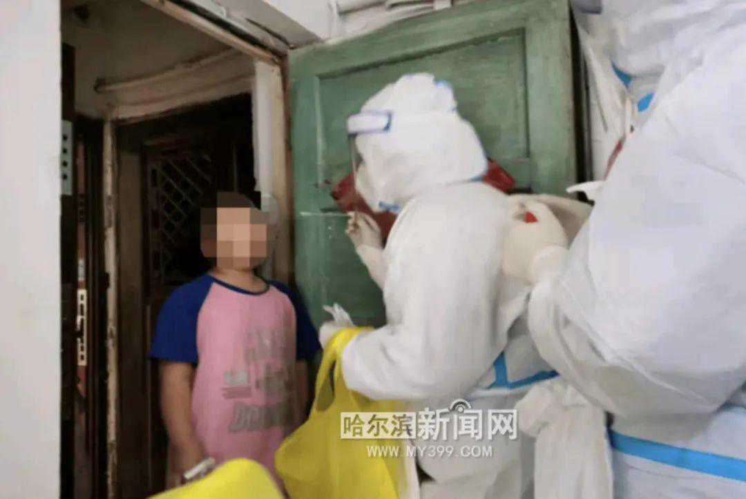 「防疫·前行」每天爬楼近百层，采集上百户居民｜奋战20天，“大白”瘦身近30斤