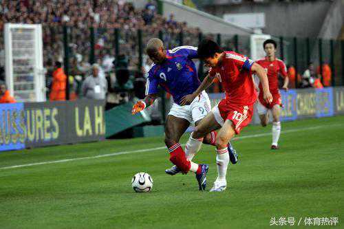 这才是真正的功夫足球！没有规则，可以打架，头破流血都不足为奇
