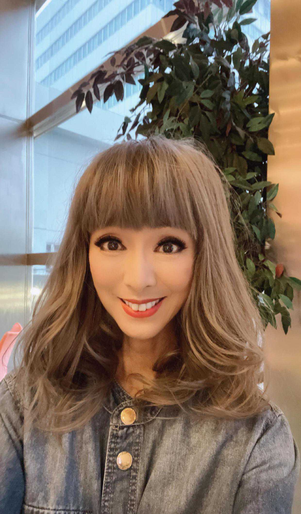 65岁米雪成精了，打扮得像“芭比娃娃”，脸蛋身材气质远胜同龄人