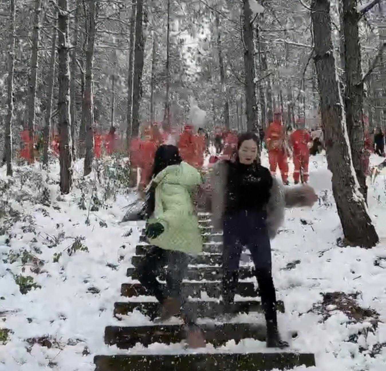 女游客和消防员们打雪仗被一阵猛攻，网友：月老都被砸下线了