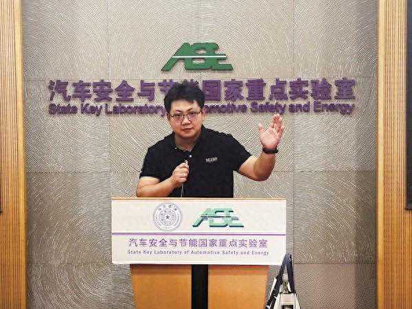 他带领学生斩获方程式赛车冠军