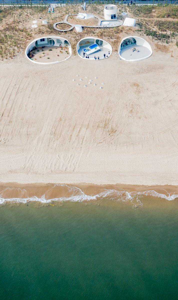 秦皇岛的沙滩上，孩子挖的沙坑成了网红洞穴建筑！超好玩