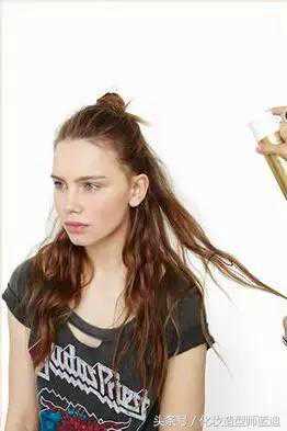 沙坑中的小惊喜：一棵绿苗，想到“沙漠绿洲”