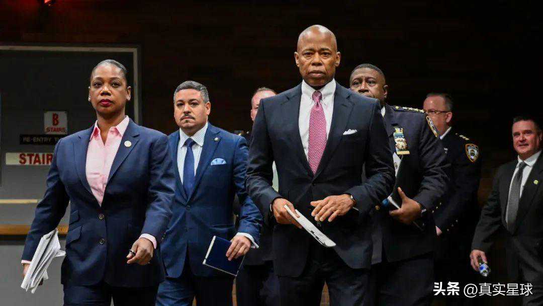 恐怖纽约！流浪汉街头拖人强暴，地铁推人碾死，一年有18万人犯罪