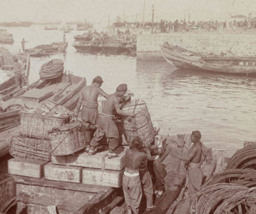 八国联军暴行，街头凌辱中国女性，女子双手捂脸无比惊恐