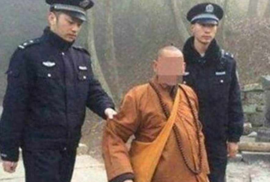2002年江苏男子杀人逃亡16年，被抓时已成寺庙住持，戴名表开豪车