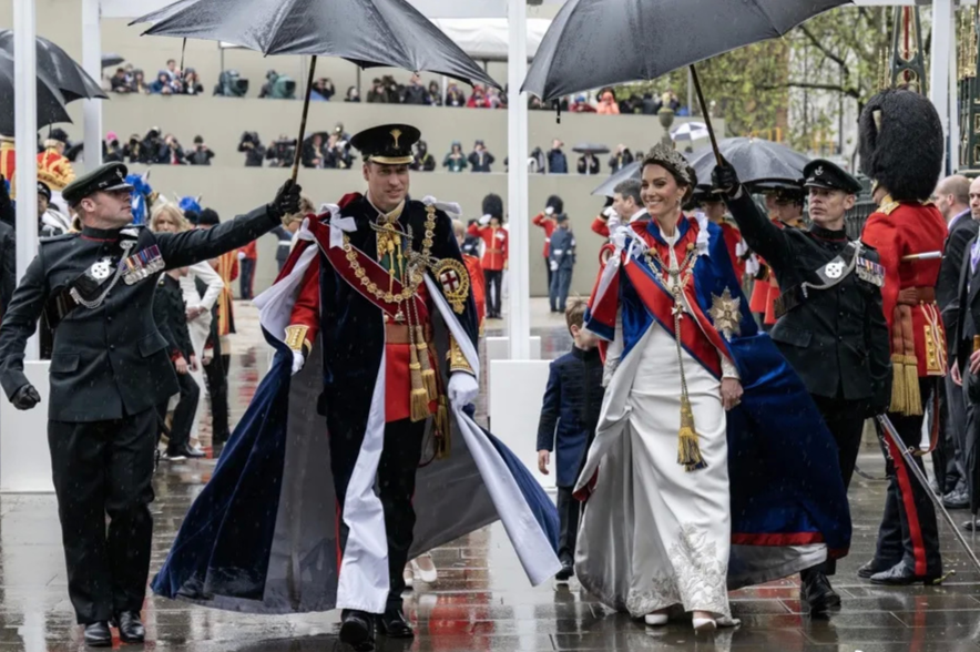 8岁夏洛特居然化妆？小公主涂红唇、描眉穿白衣，淡妆出镜美翻了