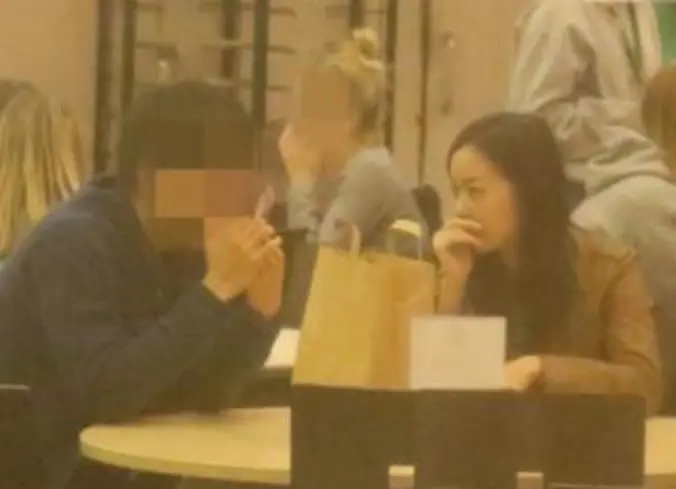 日本最美公主恋上财团富公子，穿皮衣约会西装男，捂嘴交谈显低调