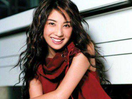 香港最“霉”女星郑希怡，被搭档失手扯剩内裤，在衰运中逆风翻盘