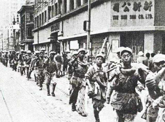 解放军回忆1949年接管上海：每名军人发二斤猪肉六角钱