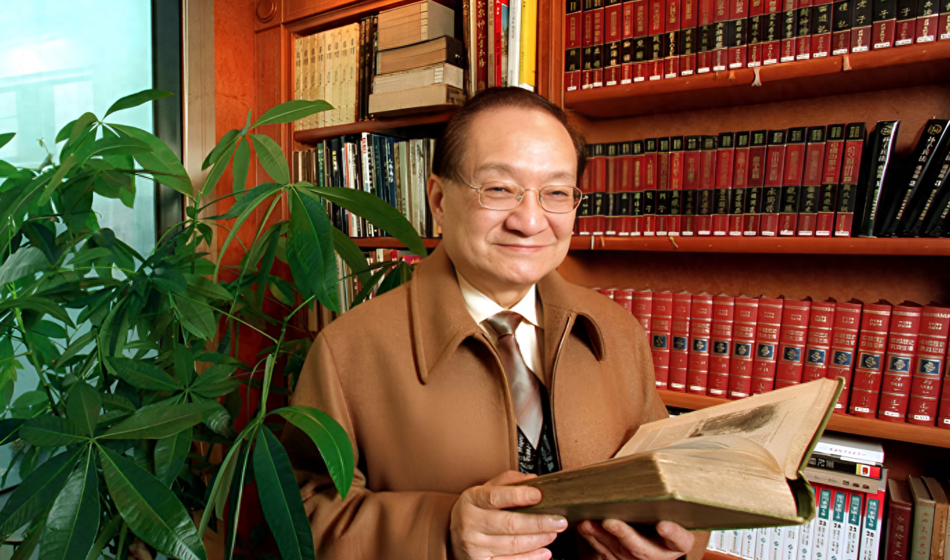 他本是配角，金庸却越写越精彩，索性让他跻身主角，造就经典巨作