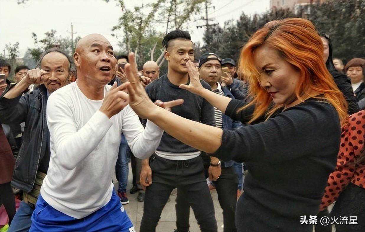 沈阳某公园整治钻裤裆等不雅舞姿，网友说小白鞋也得管理