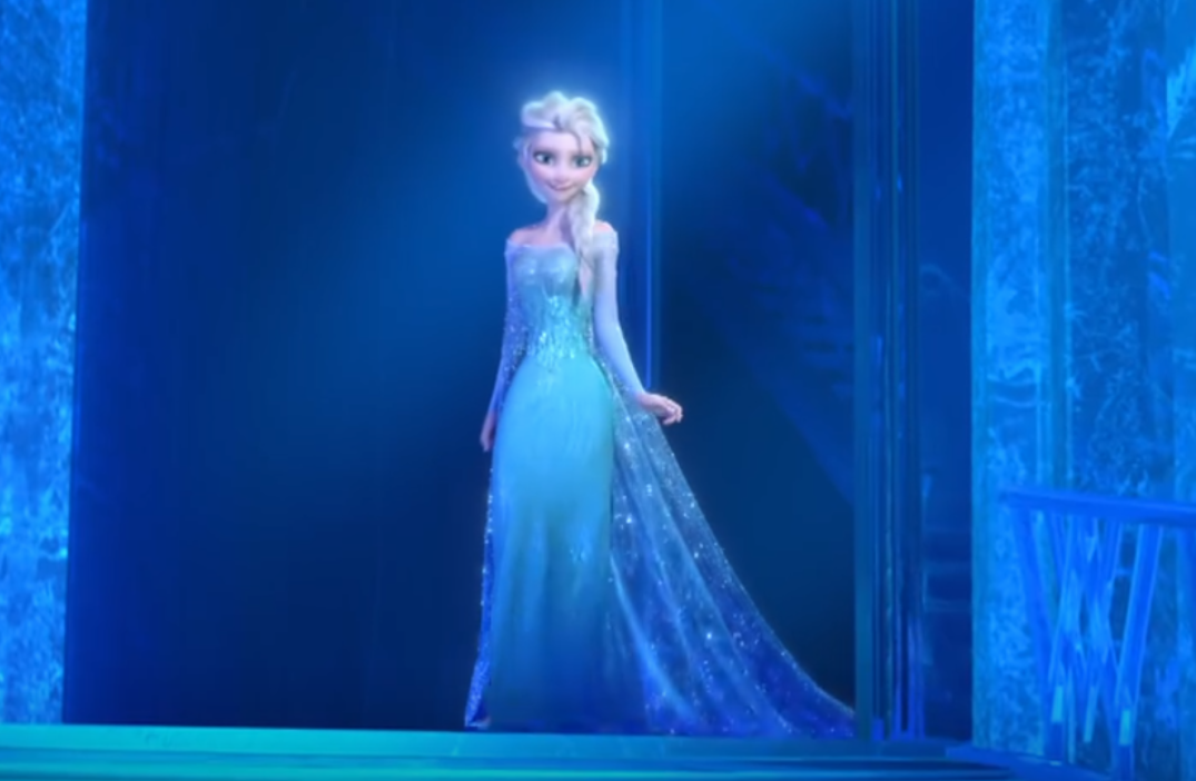 冰雪奇缘2中艾莎的四个造型，粉红礼服罕见，蓝白轻纱才最惊艳
