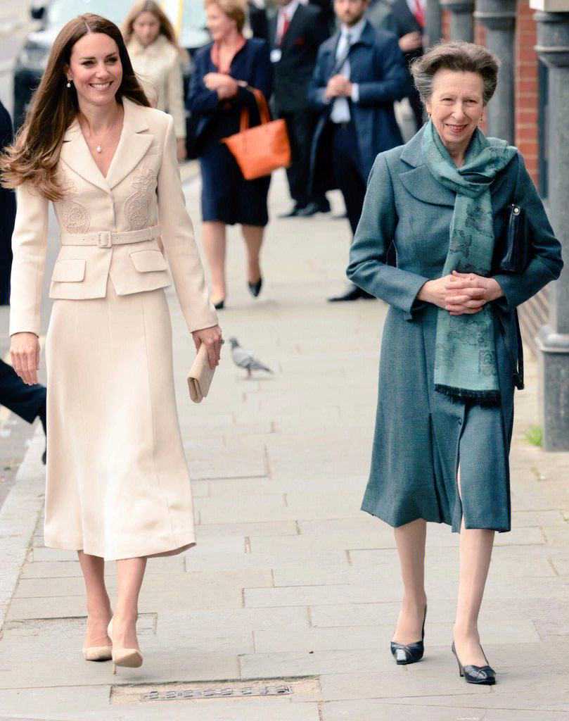 安妮公主CBC专访披露内情：不愿多谈凯特王妃，女王和父亲很可怜