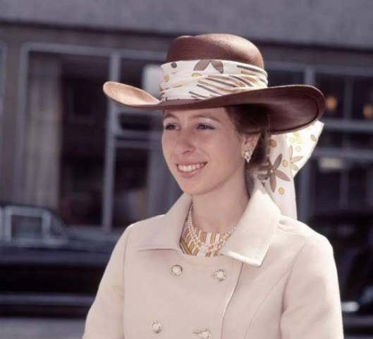 霸气的安妮公主，公开指责查尔斯卡米拉，果然是亲王最喜欢的孩子