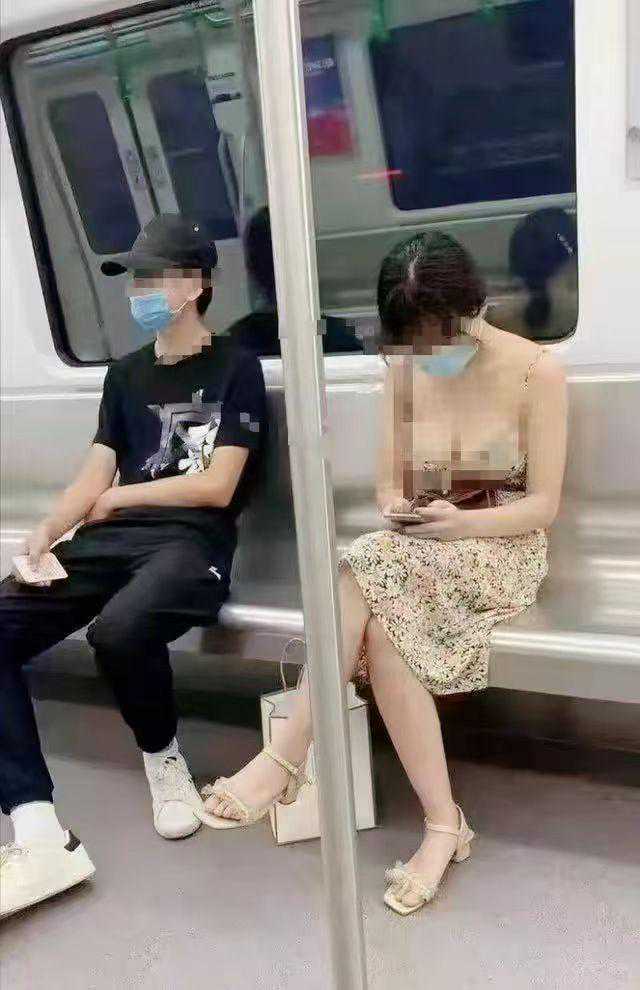 毁三观，广西一地铁惊现不堪一幕，这位女子的穿着着实不敢恭维