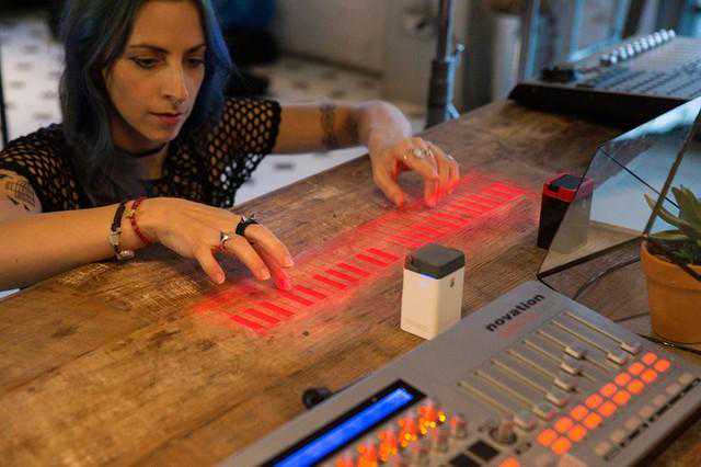 炫到没朋友！没有黑白键也能弹钢琴