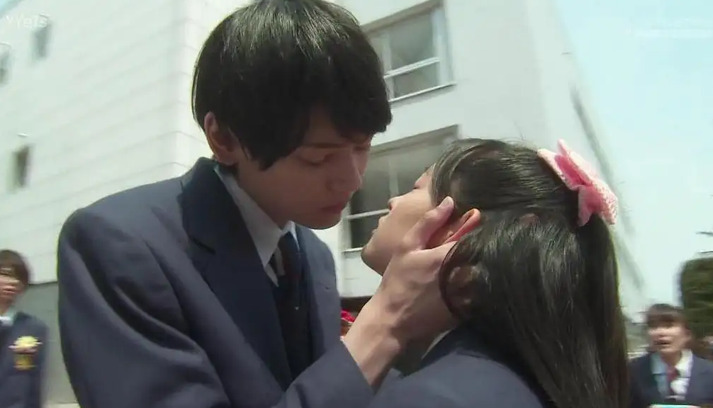 高中情侣食堂被拍亲吻，在图书馆拥抱，学校辟谣系错位拍摄。