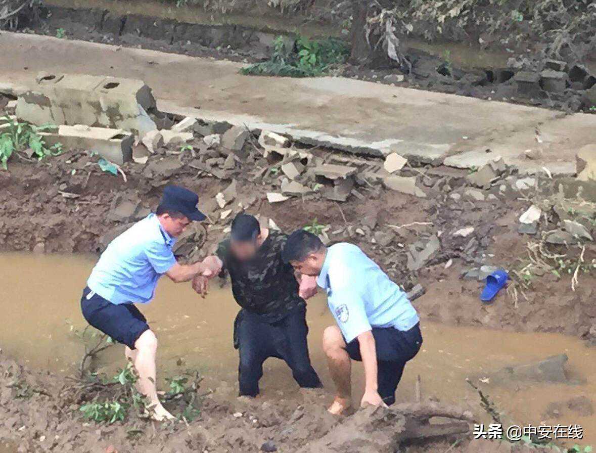 尴尬！铜陵一男子下水捉龟 在泥潭里从早困到晚