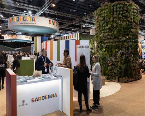 篮球私教脱掉裤子和鞋子潜入女厕偷拍！被发现后仅花2分钟从10楼逃脱…