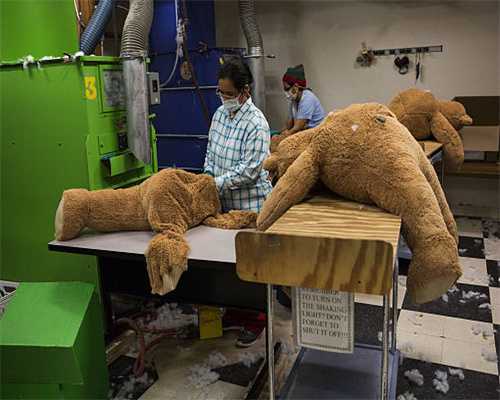 仗着“背后有人”，街头恶霸竟成镇领导座上宾