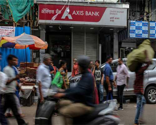 街头恶霸何以成镇领导座上宾？